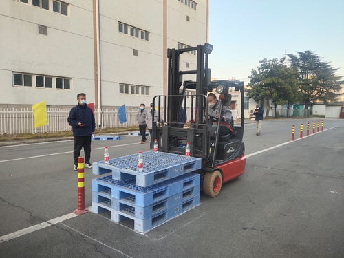 安徽中煙阜陽(yáng)卷煙廠物流分中心舉辦叉抱車(chē)技能競(jìng)賽